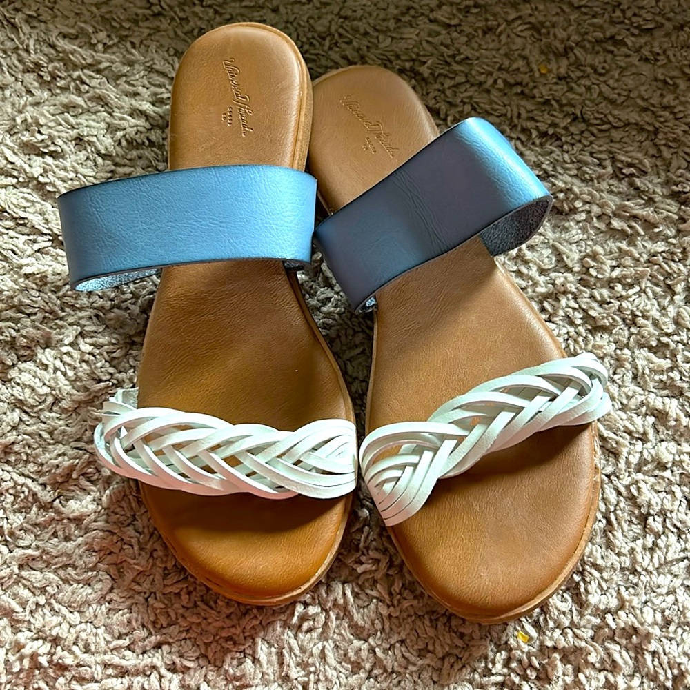 - Universal Threads Sandal
